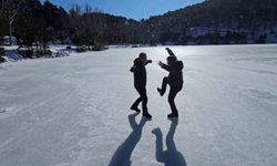 Üzerinde çökertme oynadığı, buzu kesip suya girdi