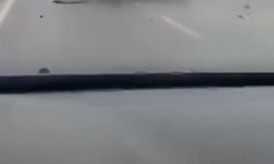 Yağışlı yolda makas atan otomobil tepetaklak oldu