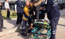 Yaya geçidinden geçen 2 kadına otomobil çarptı