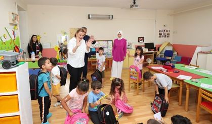 İzmit Belediyesi öğrencilere çanta ve kırtasiye dağıttı
