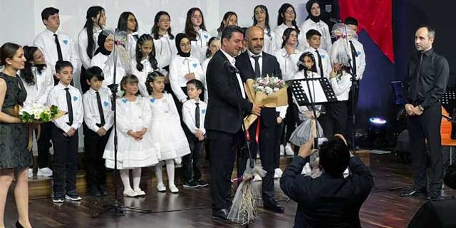 Arif Nihat Asya Ortaokulu ayakta alkışlandı