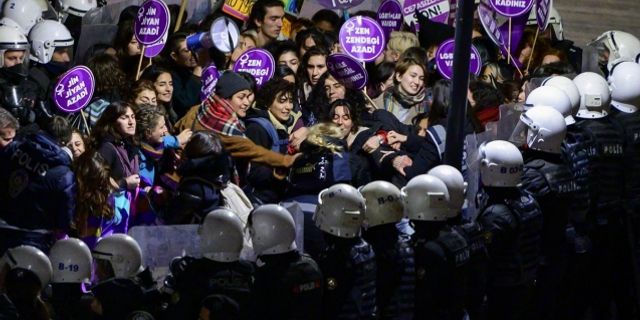 İstanbul Taksim'de kadın eylemine polis engeli