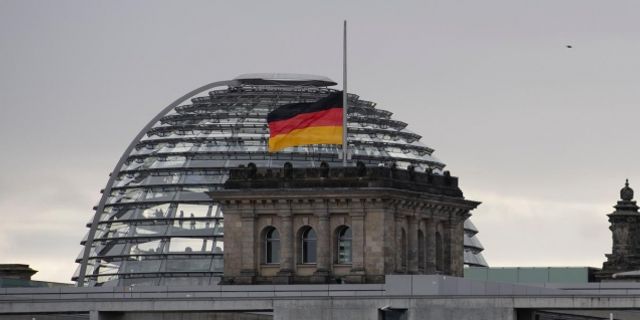 Berlin ve Bonn'da bayraklar yarıya indirilecek