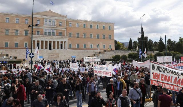 Yunanistan pazar günü sandığa gidiyor