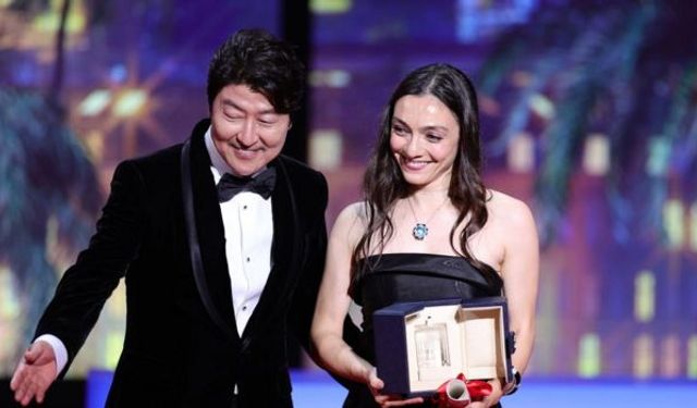Merve Dizdar En İyi Kadın Oyuncu Ödülü'nü aldı
