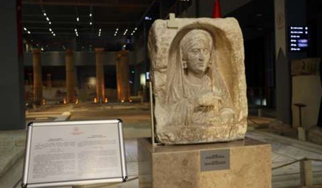 İtalya'dan Türkiye'ye iade edilen mezar steli tanıtıldı