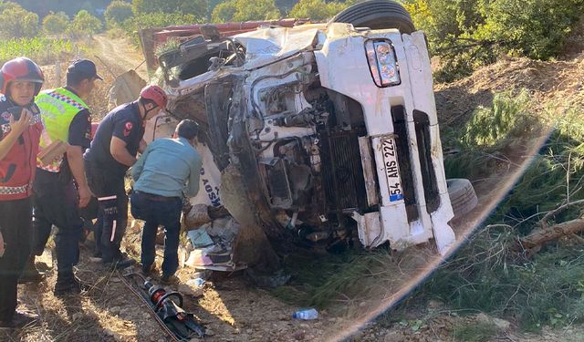 Taraklı'da devrilen TIR'ın sürücüsü yaralandı