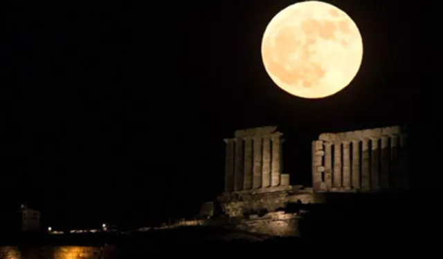 Çilek dolunayı Poseidon Tapınağı'nın arkasından yükseldi
