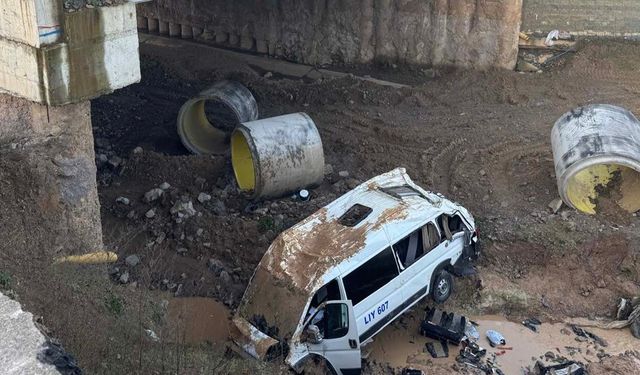 Tuzla'da servis minibüsü şarampole devrildi!