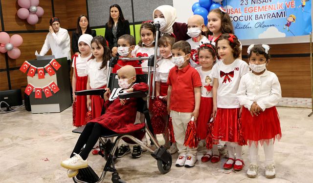 Hastanede tedavi gören çocuklar 23 Nisan’ı kutladı