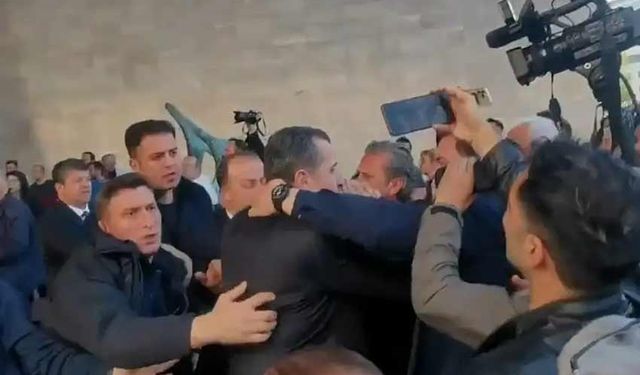 AKM önünde Özgür Özel'e yumruklu saldırı