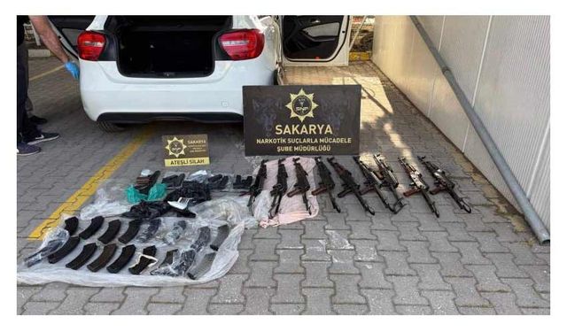 Polis memurunun aracında ruhsatsız silahlar!