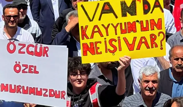 Özel Van mitinginde: 'Terörsüz Türkiye'ye evet diyoruz'