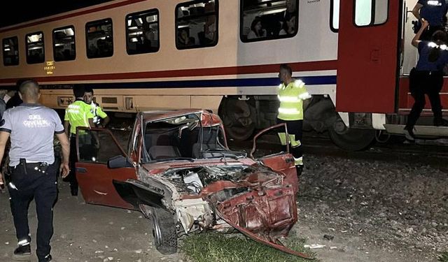 Sürücüsünün raylara bırakıp kaçtığı otomobile yolcu treni çarptı
