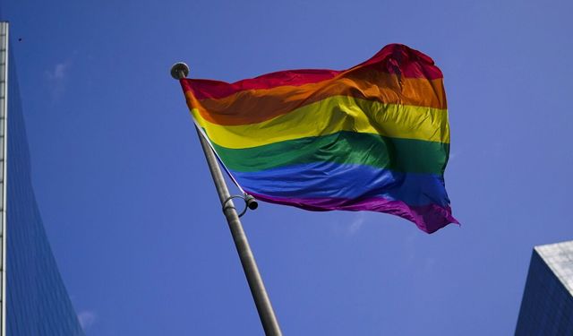 Fransa'da LGBT bayrağını kapatan futbolculara 4'er maç men cezası verildi