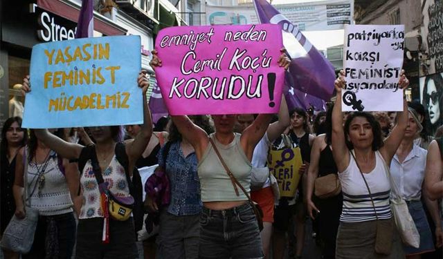 Kadınların polisle pankart mücadelesi