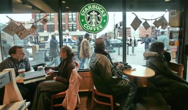 Starbucks’tan yeni düzenleme: Masaüstü bilgisayar ve yazıcı getirilemeyecek
