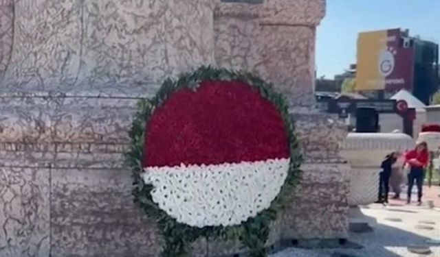 Taksim Cumhuriyet Anıtı'na bırakılan kayyum çelengi kaldırıldı