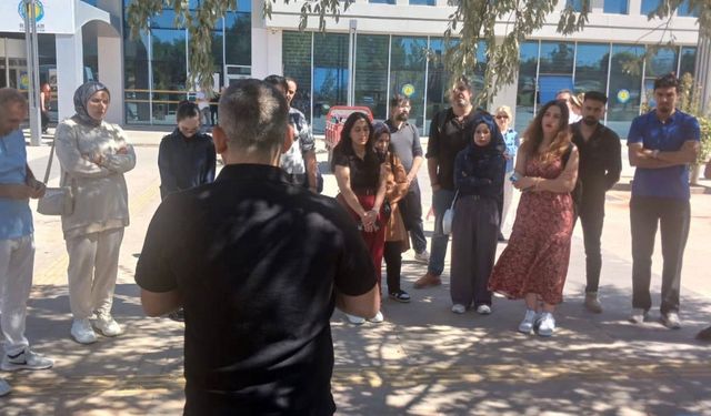 Üniversite'de derslik krizi: Öğrenciler bahçede ders görüyor