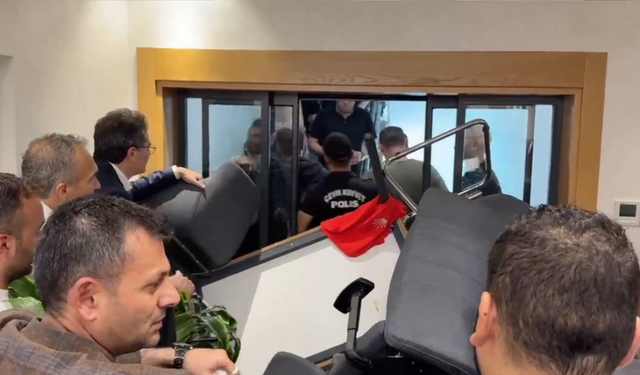 CHP İstanbul İl Başkanlığı abluka altında: Gürsel Tekin polis eşliğinde bina’ya girdi
