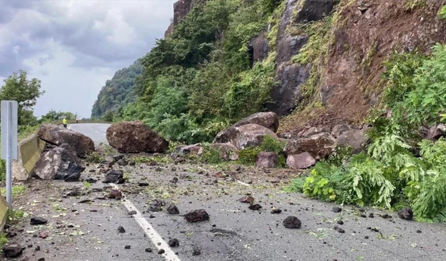 Artvin’de heyelan: Karadeniz Sahil Yolu ulaşıma kapandı