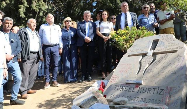 Usta oyuncu Tuncel Kurtiz, vefatının 12. yılında anıldı