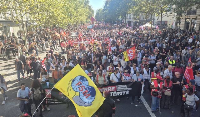 Macron’a tepki büyüyor: Bakanlığa baskın, yüz binler sokakta