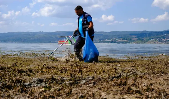 Sapanca Gölü’nün çekilen kıyılarından 2 ton çöp toplandı