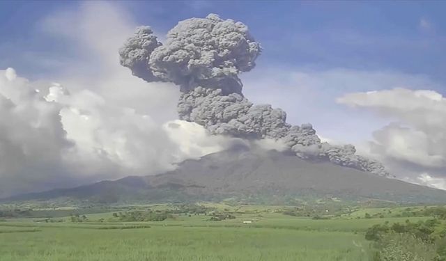 Filipinler Kanlaon yanardağı'nda patlama