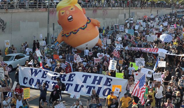 “Kral istemiyoruz!” ABD’de milyonlar Trump’a karşı ayakta