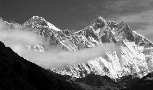 Everest’te kar fırtınası: 1000 kişi mahsur kaldı