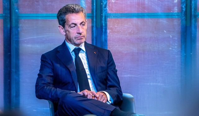 Eski Fransa Cumhurbaşkanı Nicolas Sarkozy bugün cezaevine giriyor