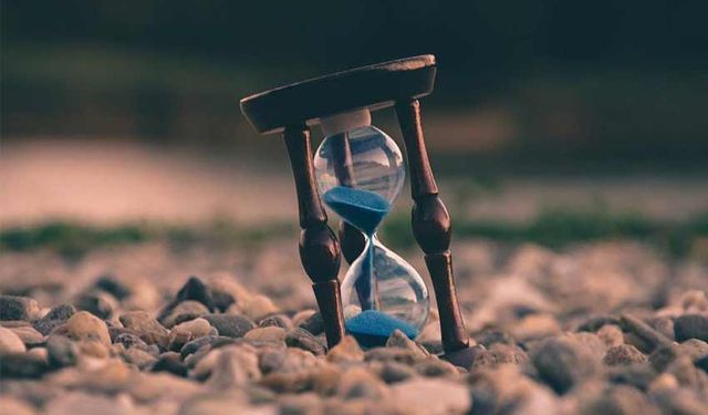 Yaşlandıkça zaman neden daha hızlı geçiyormuş gibi geliyor?