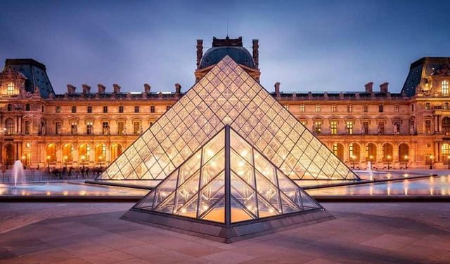 Louvre Müzesi soyuldu: Napolyon'a ait mücevherler gitti