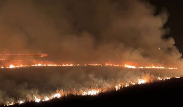 Nehil Sazlığı’ndaki yangın yerleşim yerlerini tehdit ediyor