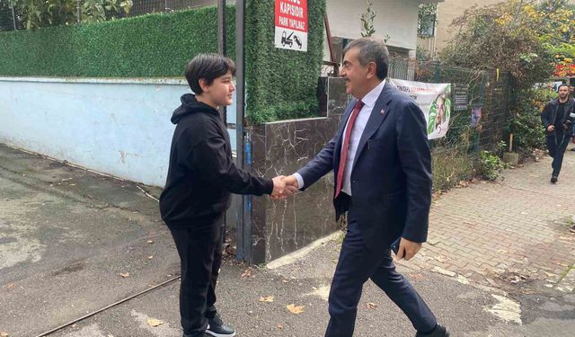 8'inci sınıf öğrencisinin davetine Bakan Tekin'den sürpriz ziyaret