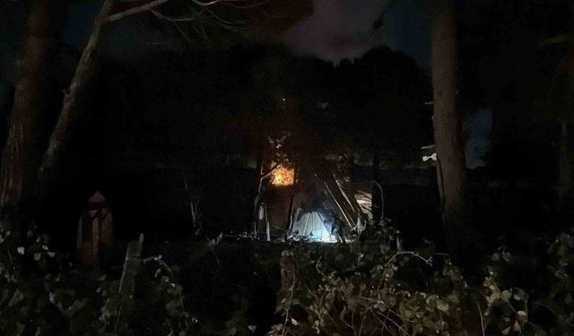 Arnavutköy Terkos'ta boşaltılan bungalov evler alev alev yandı