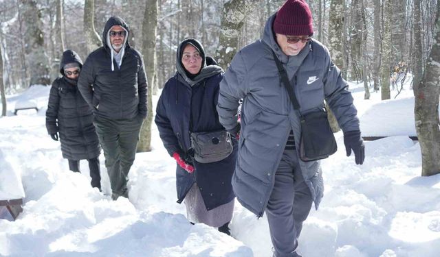 Hem teleferiğe bindiler hem de bembeyaz örtü üstünde kar topu savaşı yaptılar