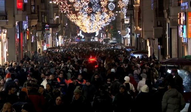 İstiklal Caddesi'ndeki yoğunluk havadan görüntülendi