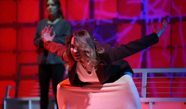 'Kutsal' oyunu İstanbul'da tiyatro severlerle buluşuyor