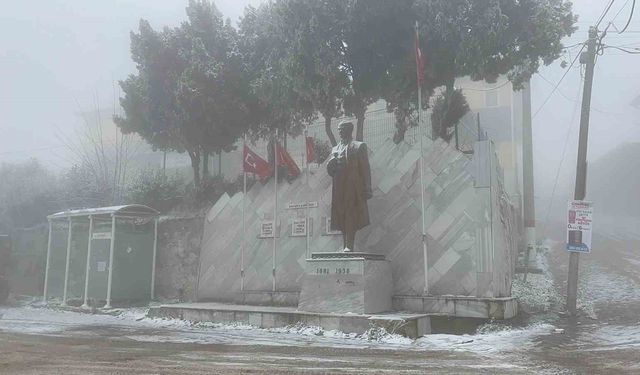 Sındırgı'nın yüksek kesimlerinde kar ve buzlanma etkisini artırdı