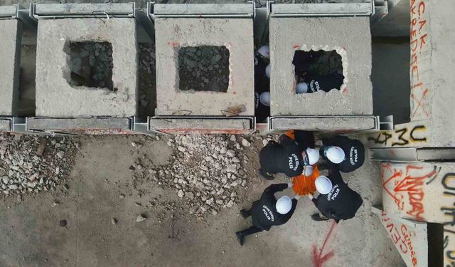 Tekirdağ'da çevik kuvvete afet anında enkazda arama kurtarma eğitimi