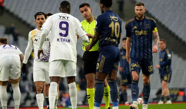 Trendyol Süper Lig: Eyüpspor: 0 - Fenerbahçe: 2 (İlk yarı)