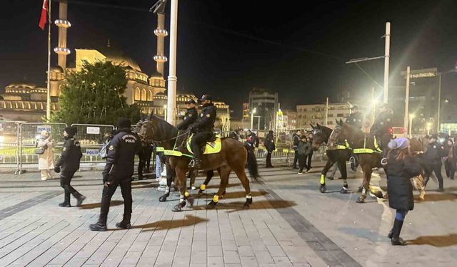 Yılbaşına saatler kala atlı polisler İstiklal Caddesi'nde devriyede