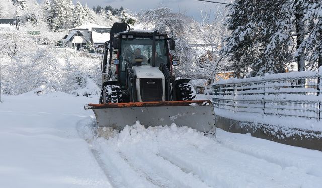 Sapanca'da karla mücadele aralıksız sürüyor