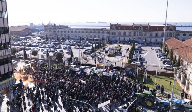 Yunanistan’da çiftçiler Selanik Limanı’nı kapattı
