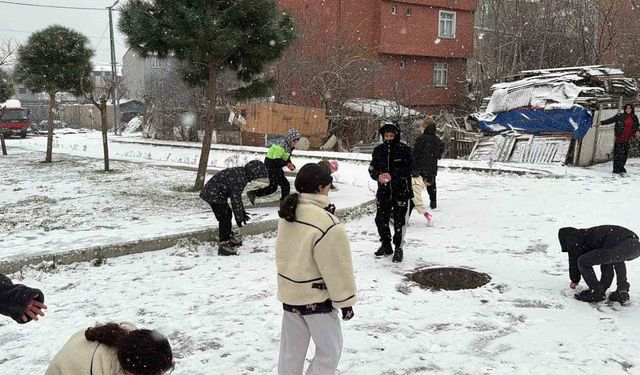 Arnavutköy'de çocuklar kar topu oynayarak tatilin tadını doyasıya çıkardı