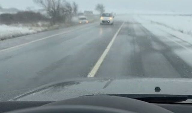 Arnavutköy'de kontrolden çıkan araç çayırlık alana uçtu: Kaza anı kamerada