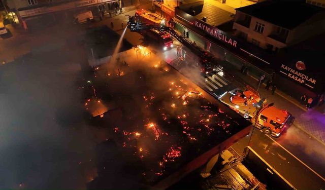 Ataşehir'de iki katlı binanın çatısında yangın