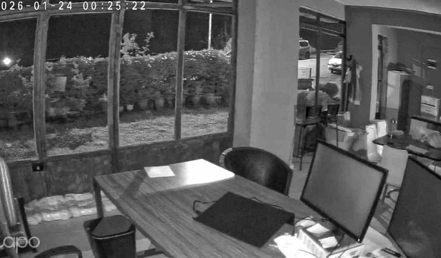 Balıkesir'de meydana gelen deprem Bursa'da işyerinin kamerasına yansıdı